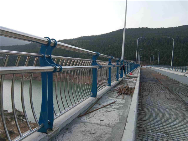 伊犁不锈钢桥梁护栏的特点及其在桥梁安全中的重要作用
