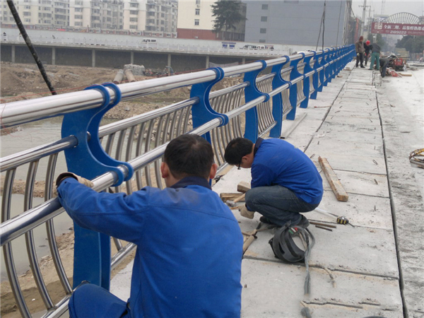 伊犁不锈钢河道护栏的特性及其在城市景观中的应用