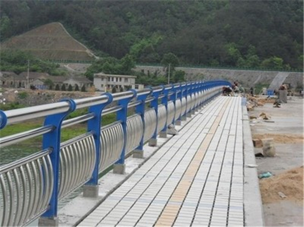 伊犁不锈钢桥梁护栏的特性及其在现代建筑中的应用